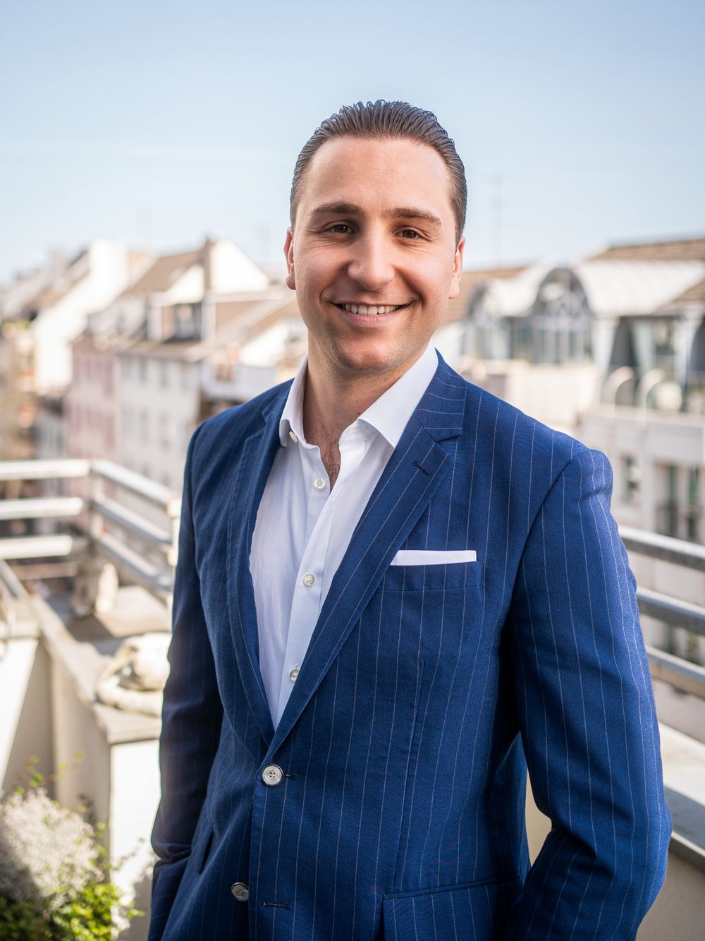 Leonard Bieniek auf der Dachterrasse in Wuppertal