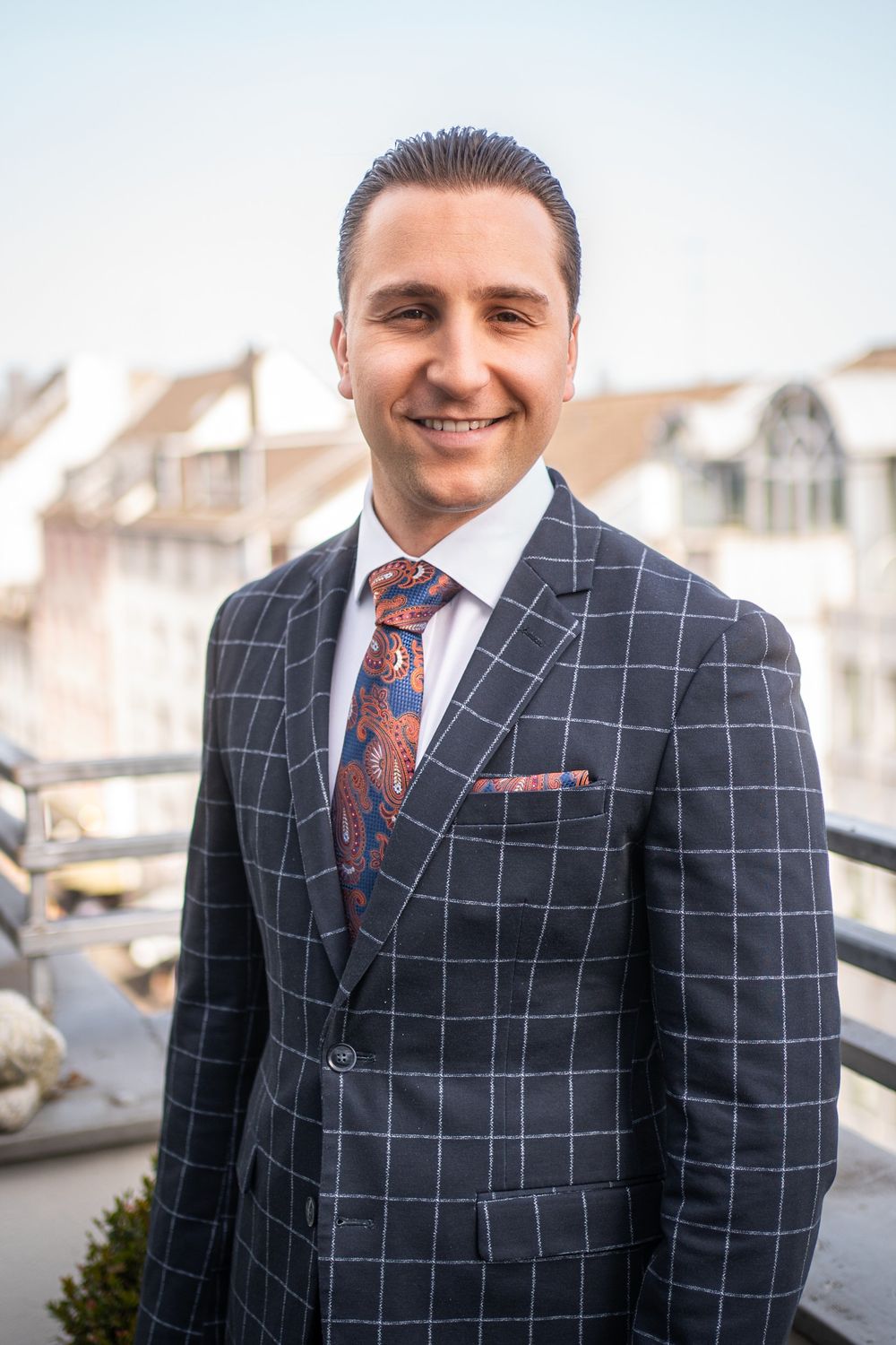Leonard Bieniek im karierten Anzug